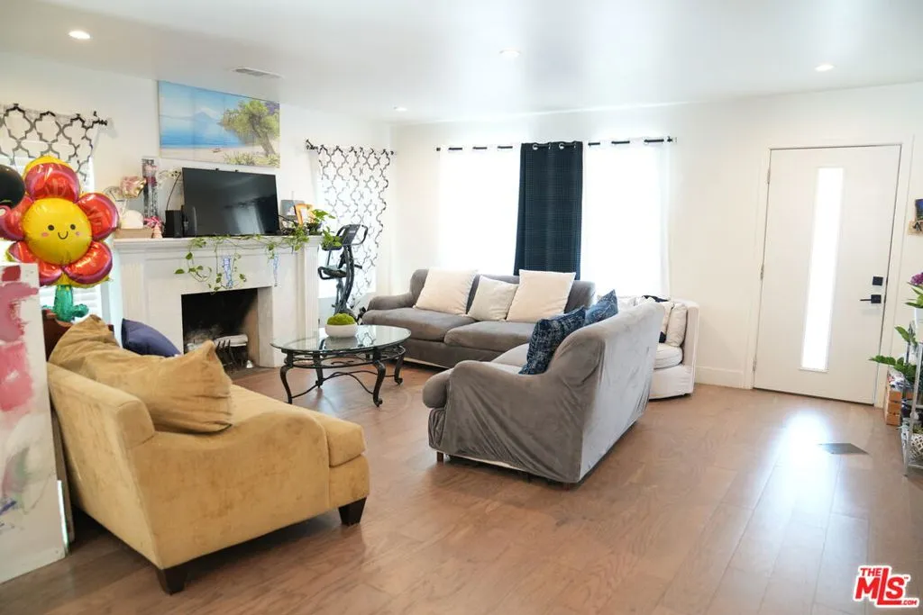 5742 Chesley Avenue, Los Angeles, California 90043 home-pic-1